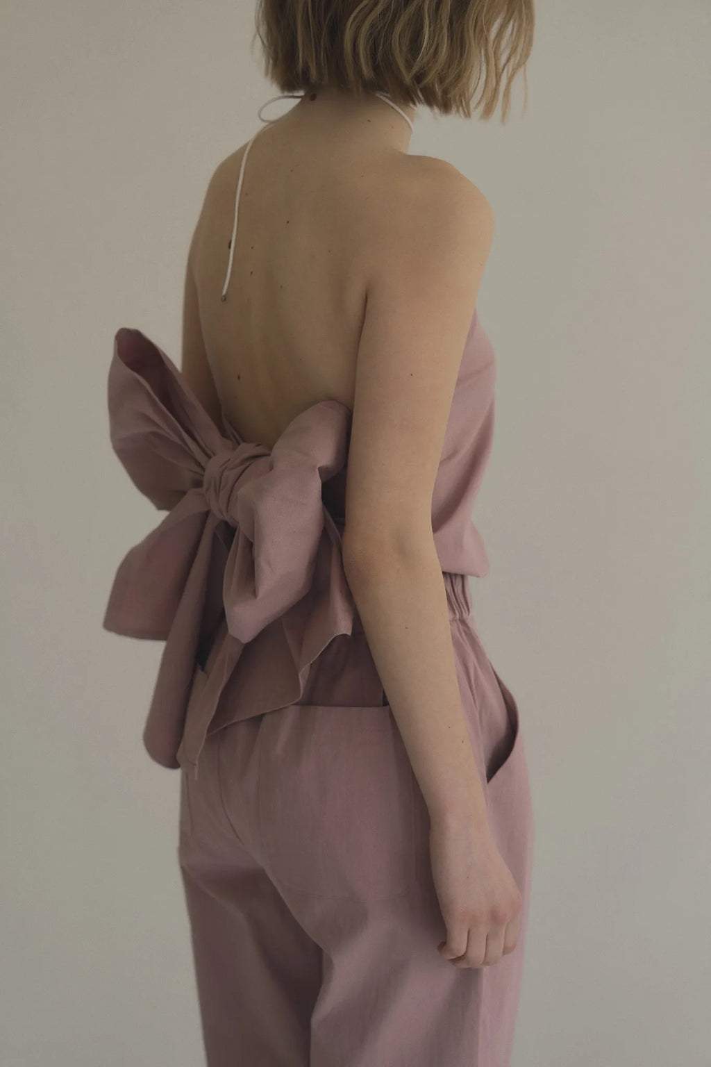 手工三穿綁帶連身褲，四口袋鬆緊腰多變機能造型。