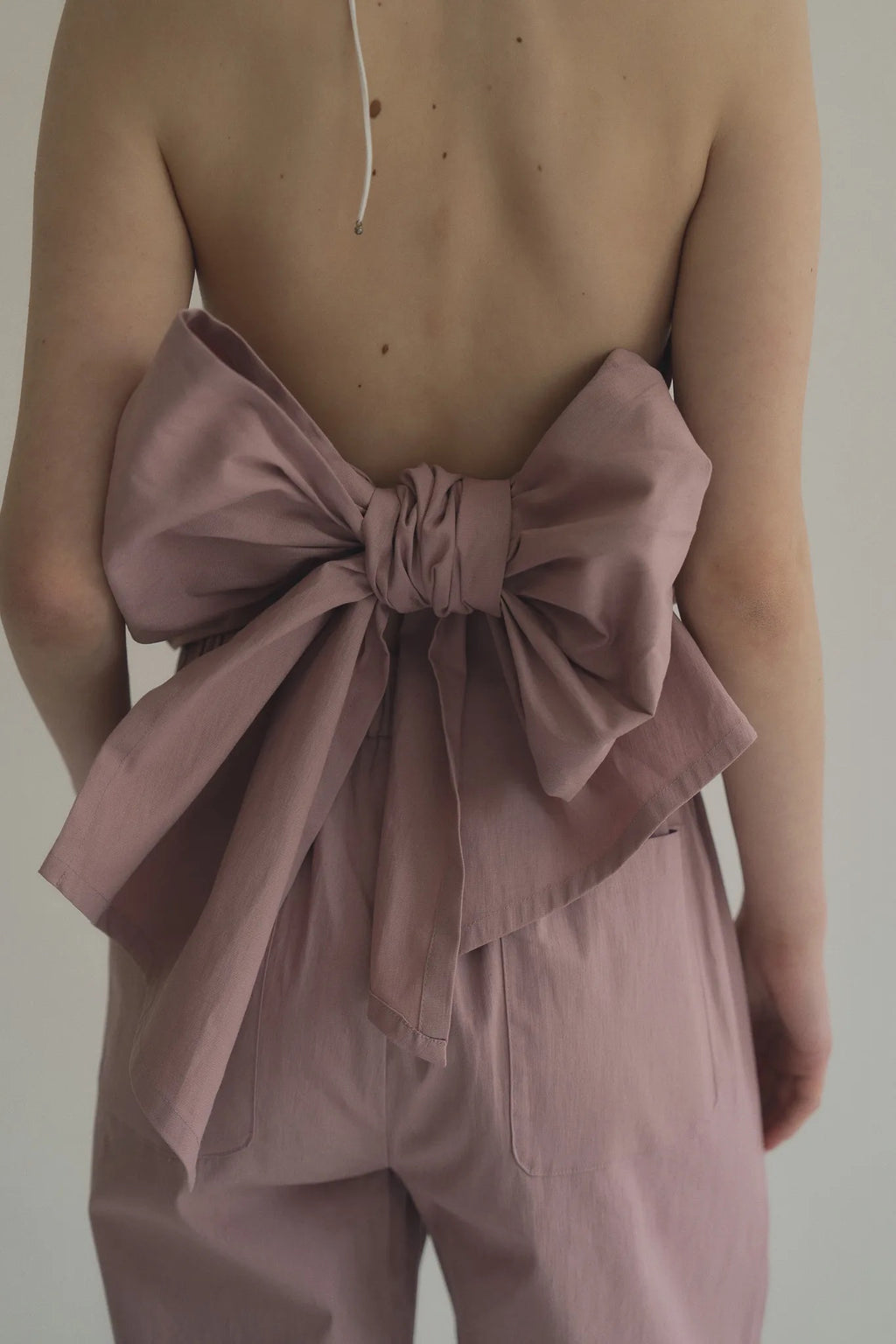 手工三穿綁帶連身褲，四口袋鬆緊腰多變機能造型。