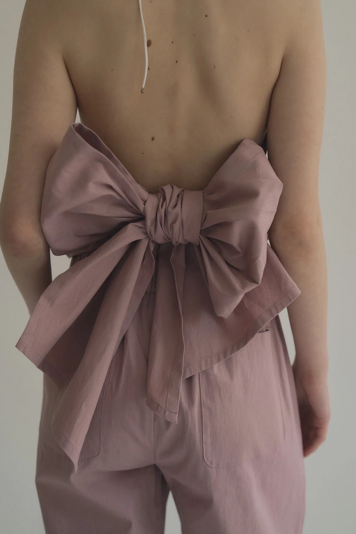 手工三穿綁帶連身褲，四口袋鬆緊腰多變機能造型。