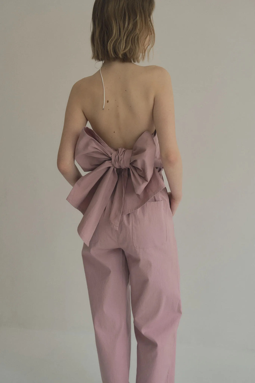 手工三穿綁帶連身褲，四口袋鬆緊腰多變機能造型。