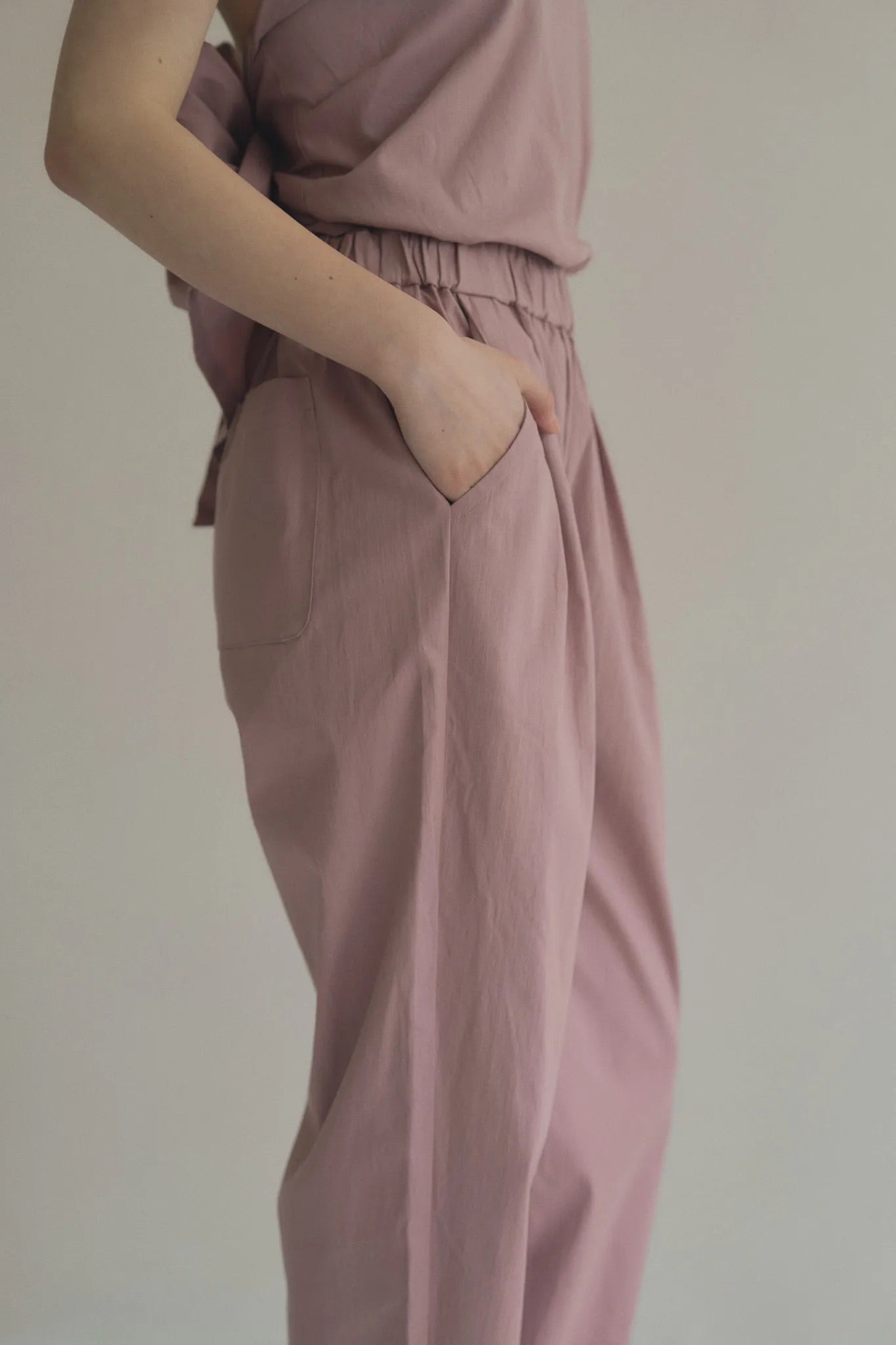 手工三穿綁帶連身褲，四口袋鬆緊腰多變機能造型。