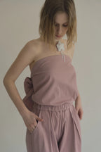 手工三穿綁帶連身褲，四口袋鬆緊腰多變機能造型。