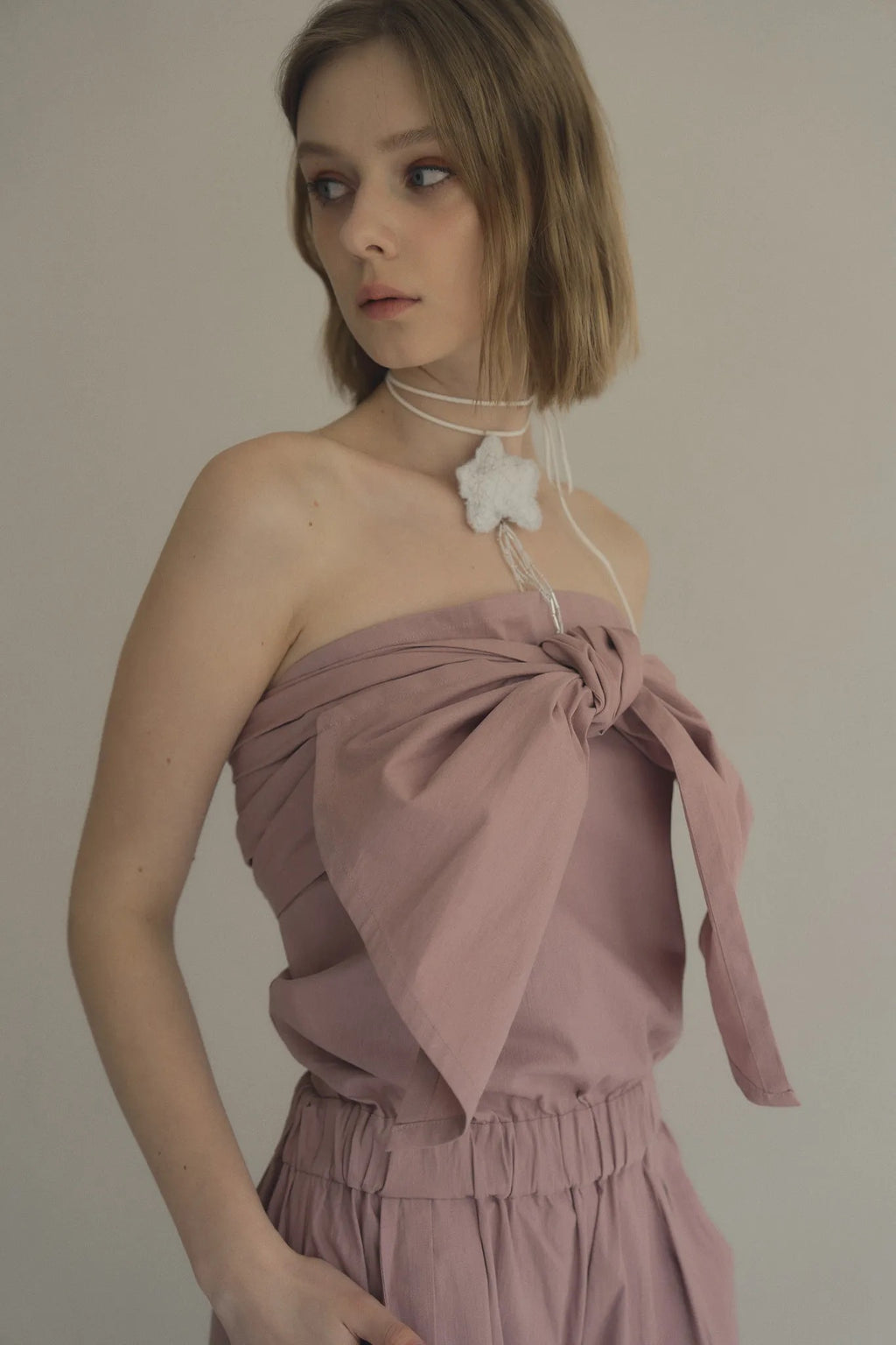 手工三穿綁帶連身褲，四口袋鬆緊腰多變機能造型。