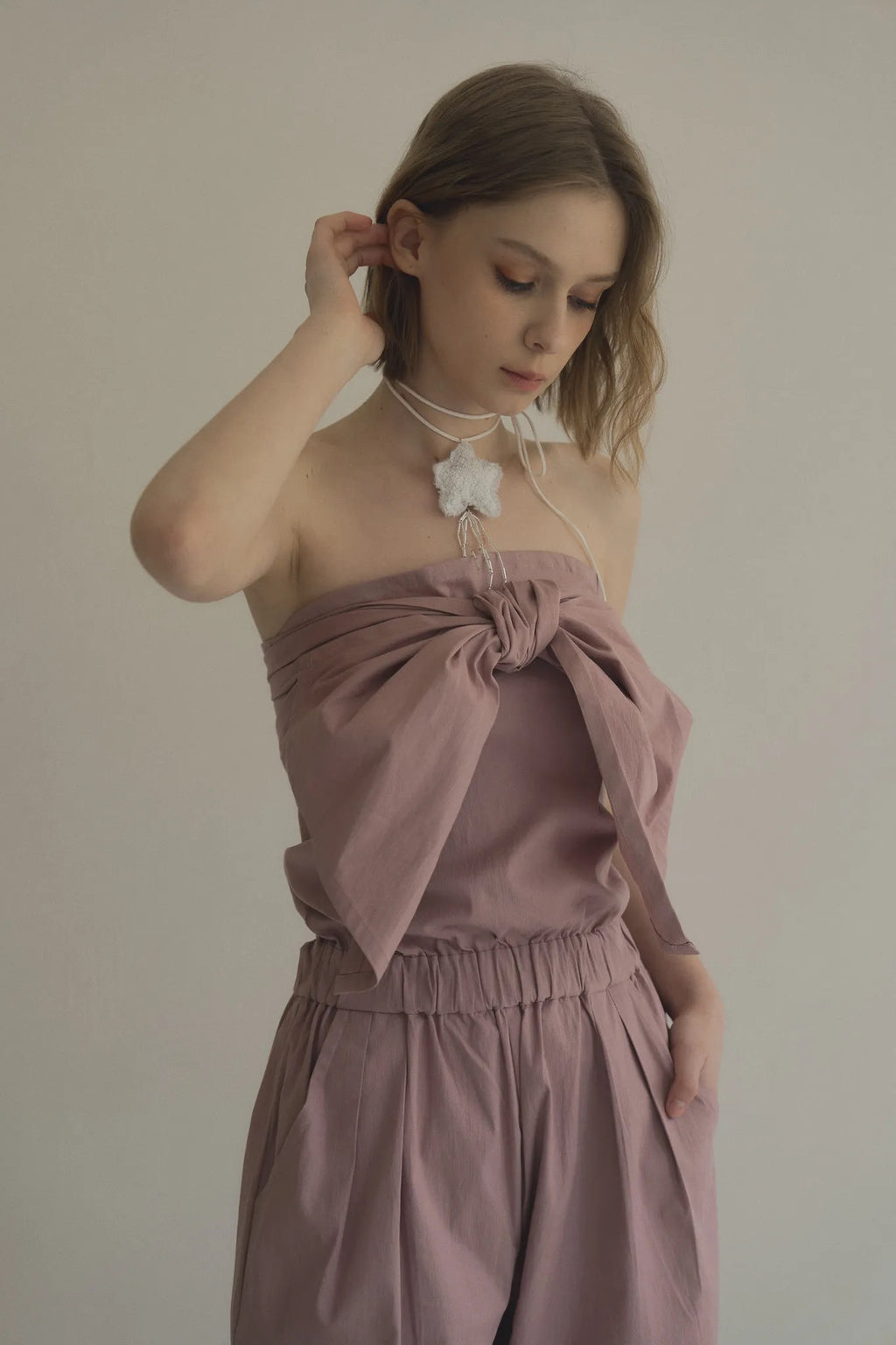 手工三穿綁帶連身褲，四口袋鬆緊腰多變機能造型。