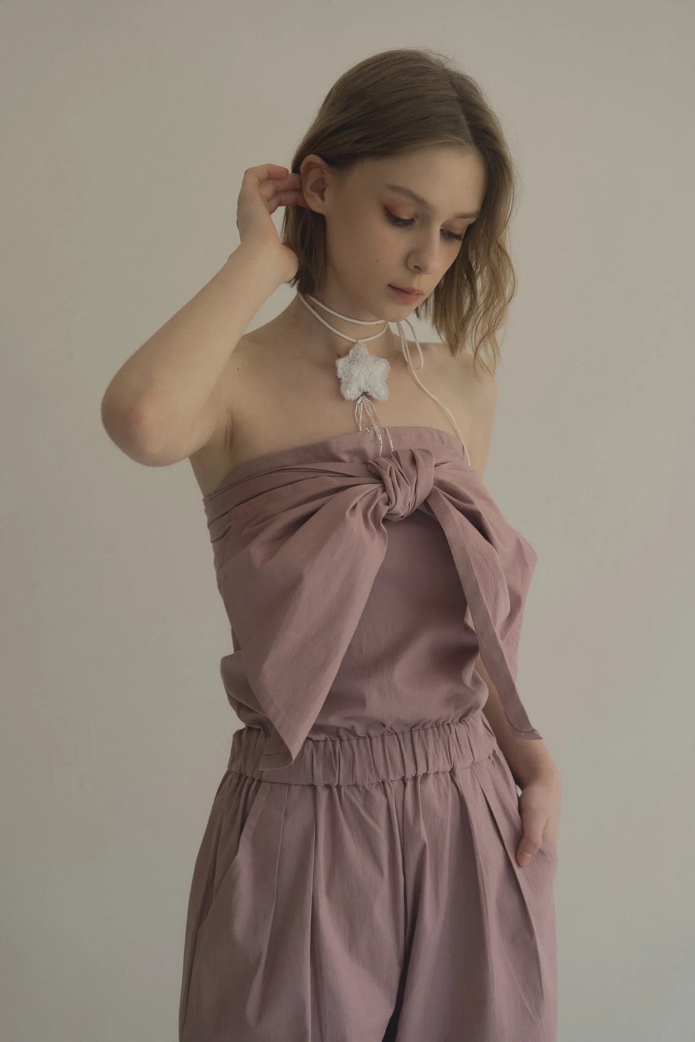 手工三穿綁帶連身褲，四口袋鬆緊腰多變機能造型。