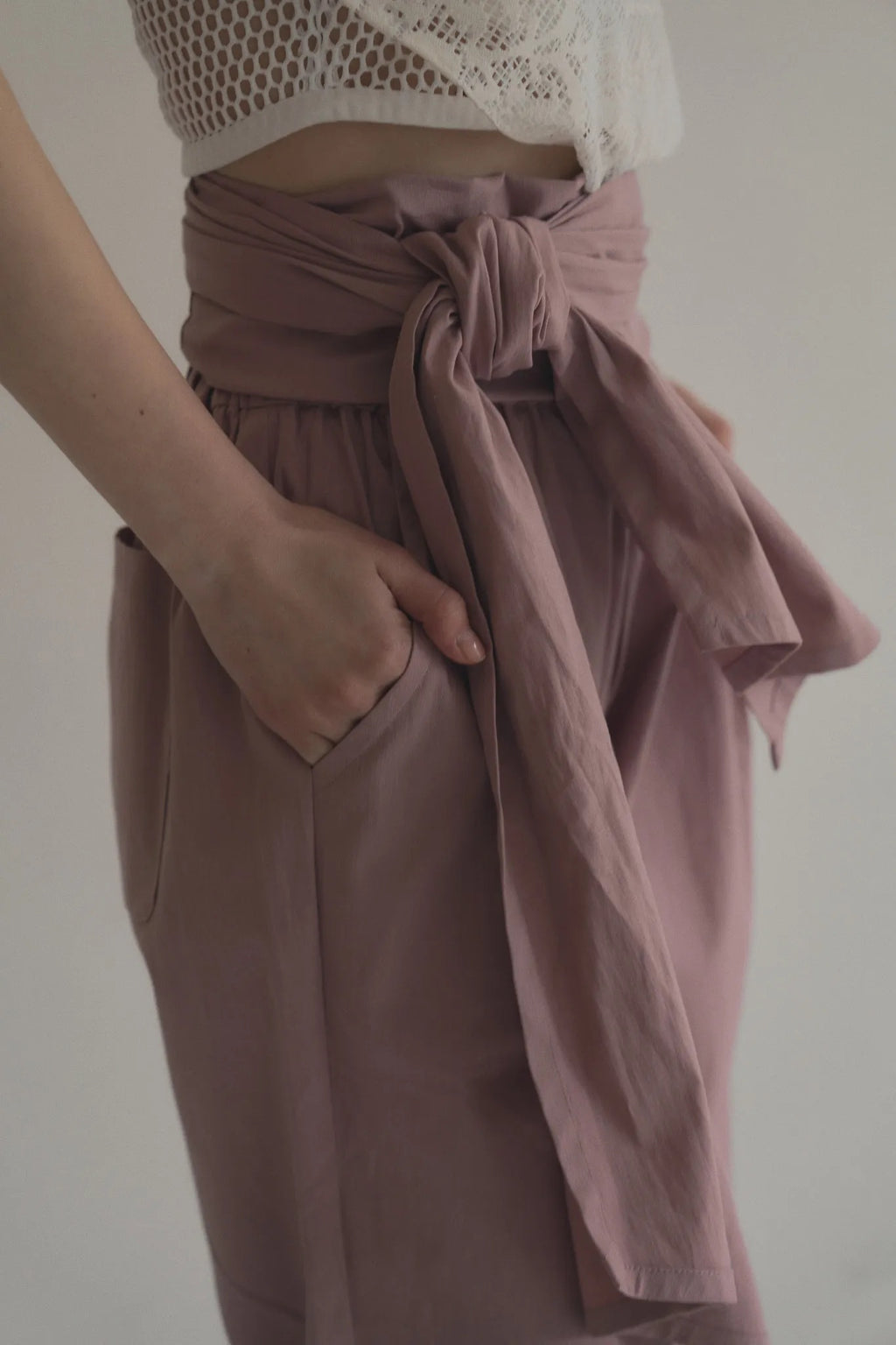 手工三穿綁帶連身褲，四口袋鬆緊腰多變機能造型。