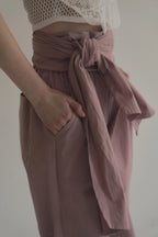 手工三穿綁帶連身褲，四口袋鬆緊腰多變機能造型。