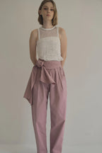 手工三穿綁帶連身褲，四口袋鬆緊腰多變機能造型。