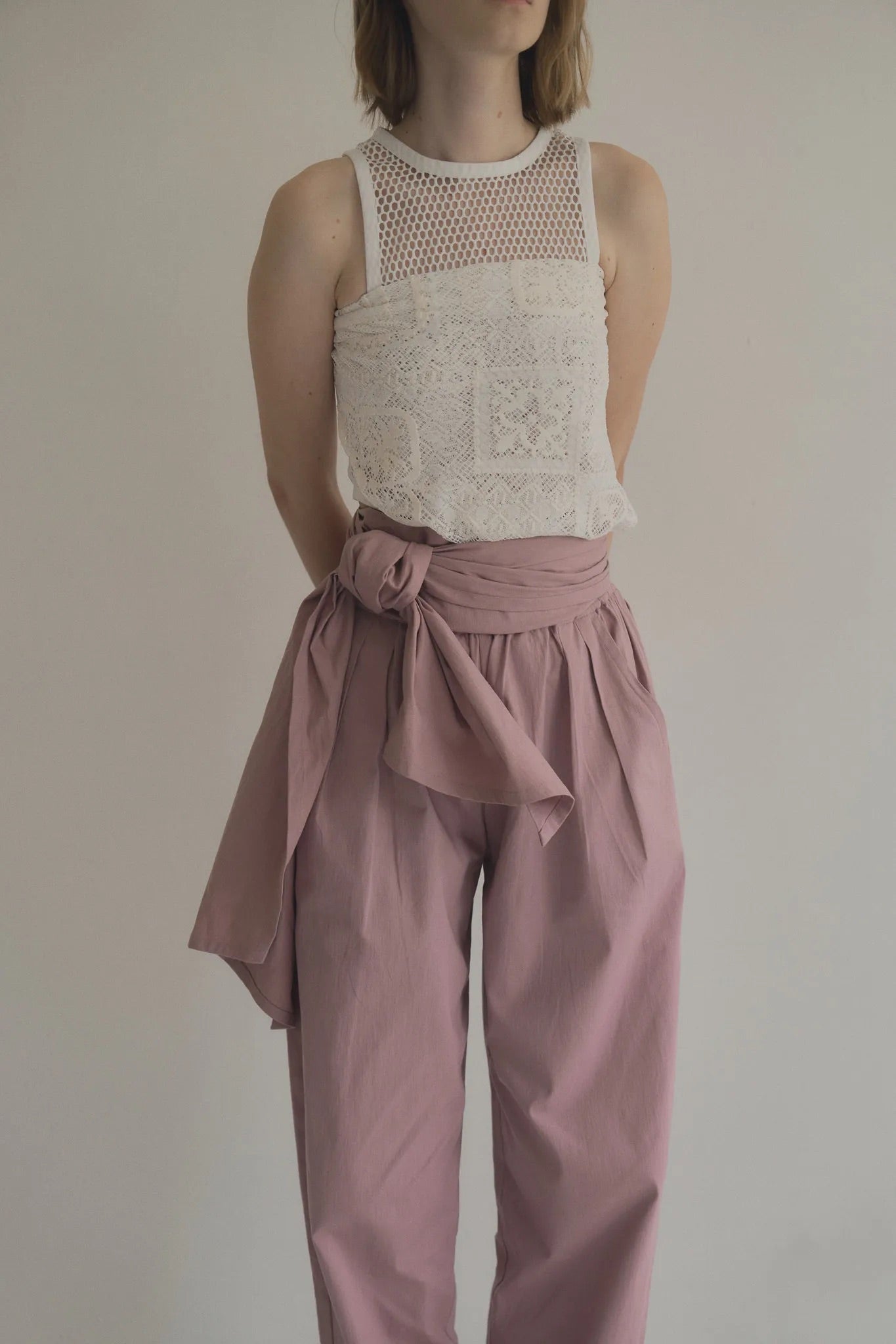 手工三穿綁帶連身褲，四口袋鬆緊腰多變機能造型。