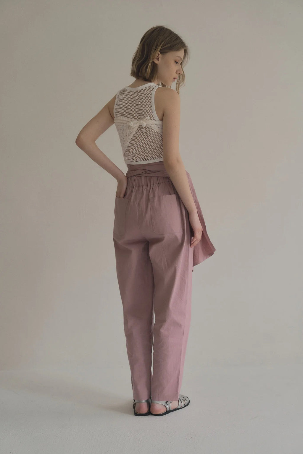 手工三穿綁帶連身褲，四口袋鬆緊腰多變機能造型。