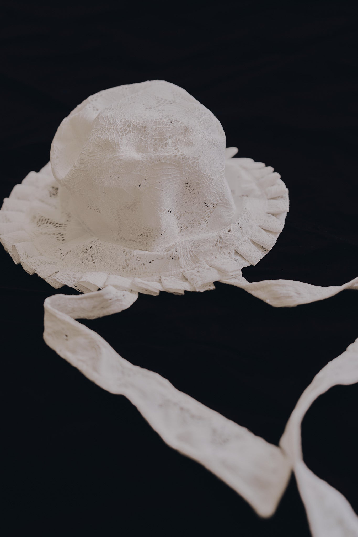 純白色手作蕾絲百褶帽細節，展示精緻的百褶帽簷與長蕾絲綁帶設計。