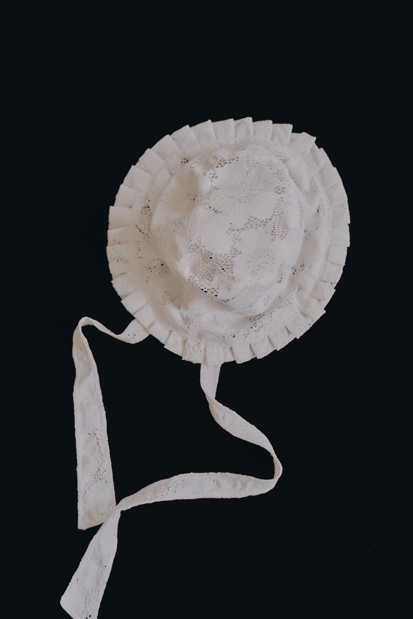 純白色手作蕾絲百褶帽細節，展示精緻的百褶帽簷與長蕾絲綁帶設計。