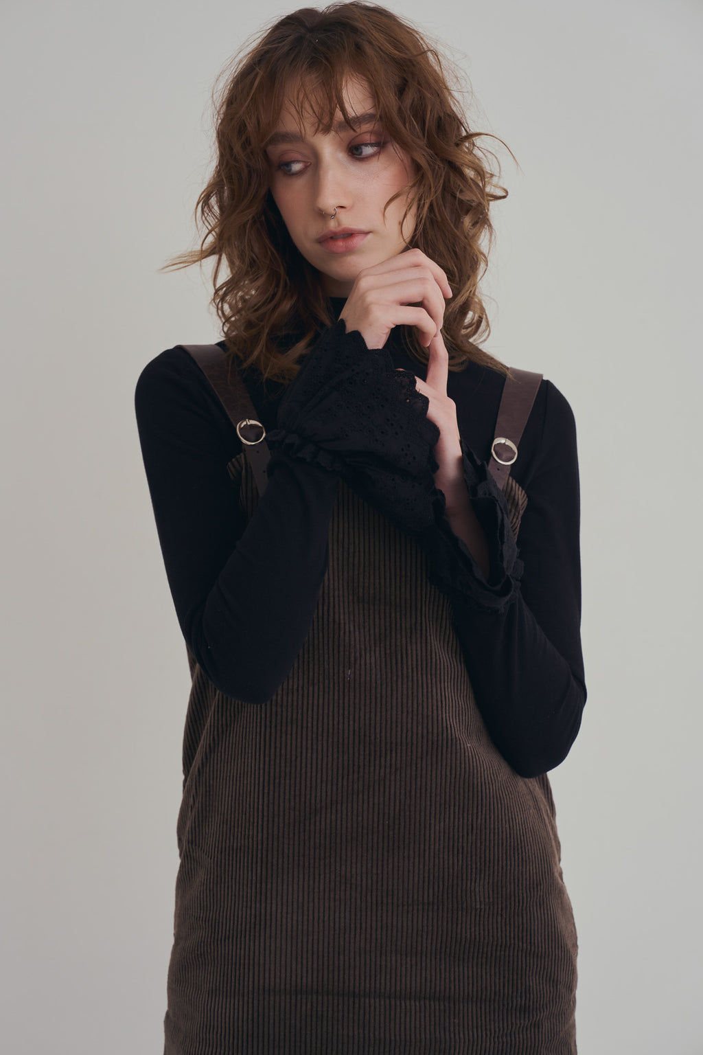 蕾絲裝飾袖上衣｜寂靜黑