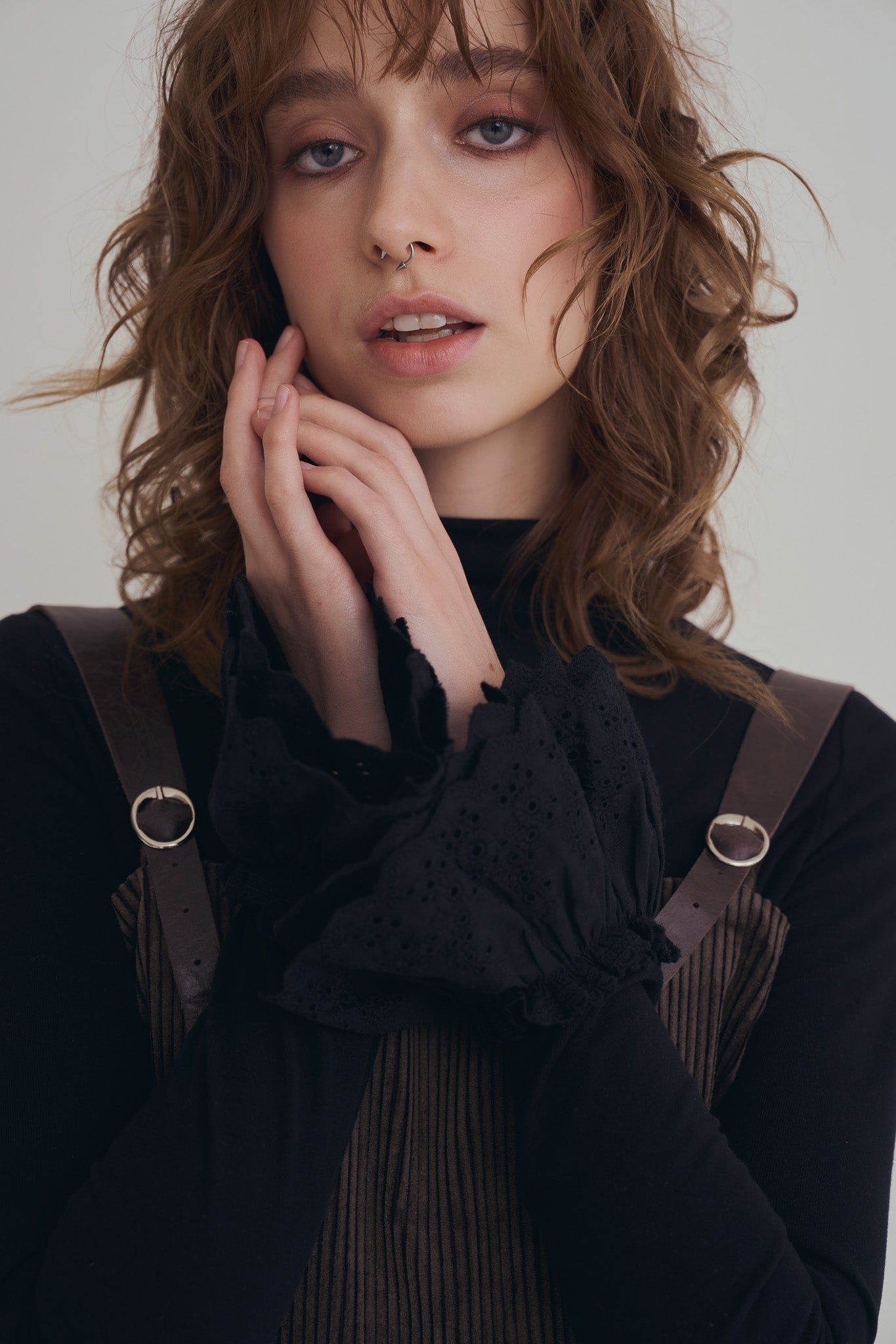 蕾絲裝飾袖上衣｜寂靜黑