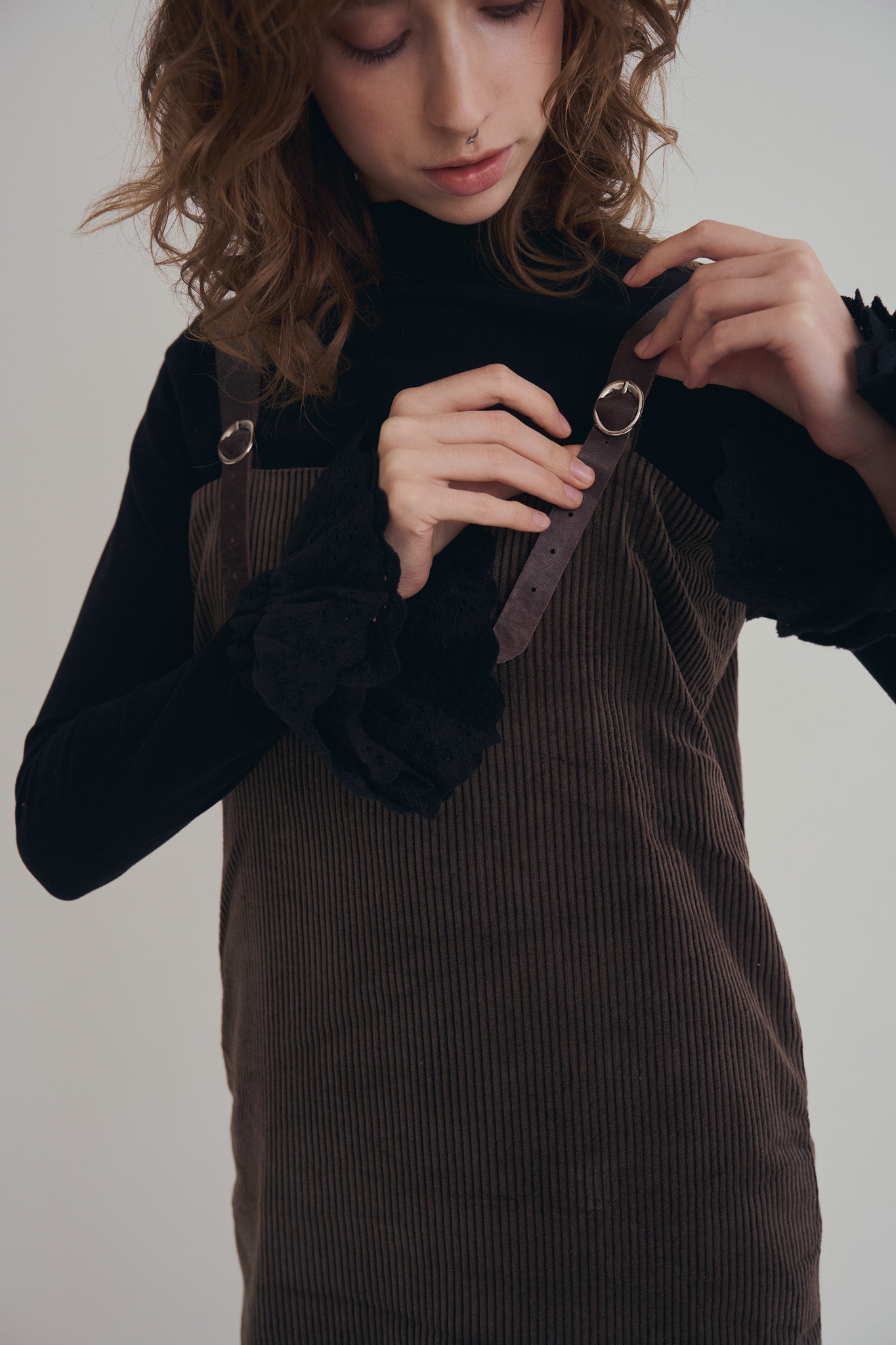 可可棕絨毛細肩帶洋裝