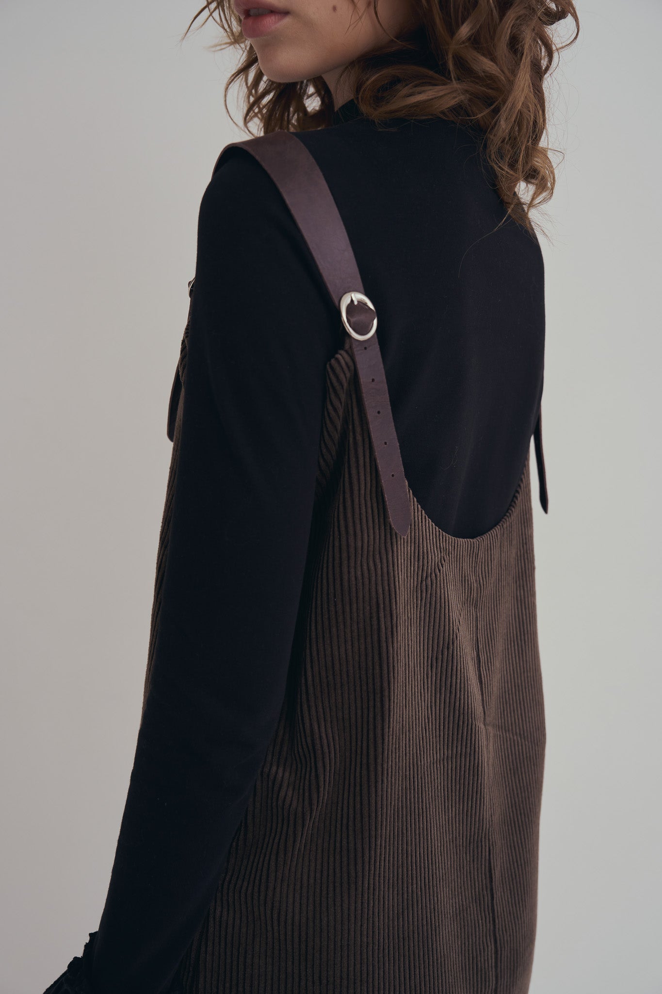 可可棕絨毛細肩帶洋裝