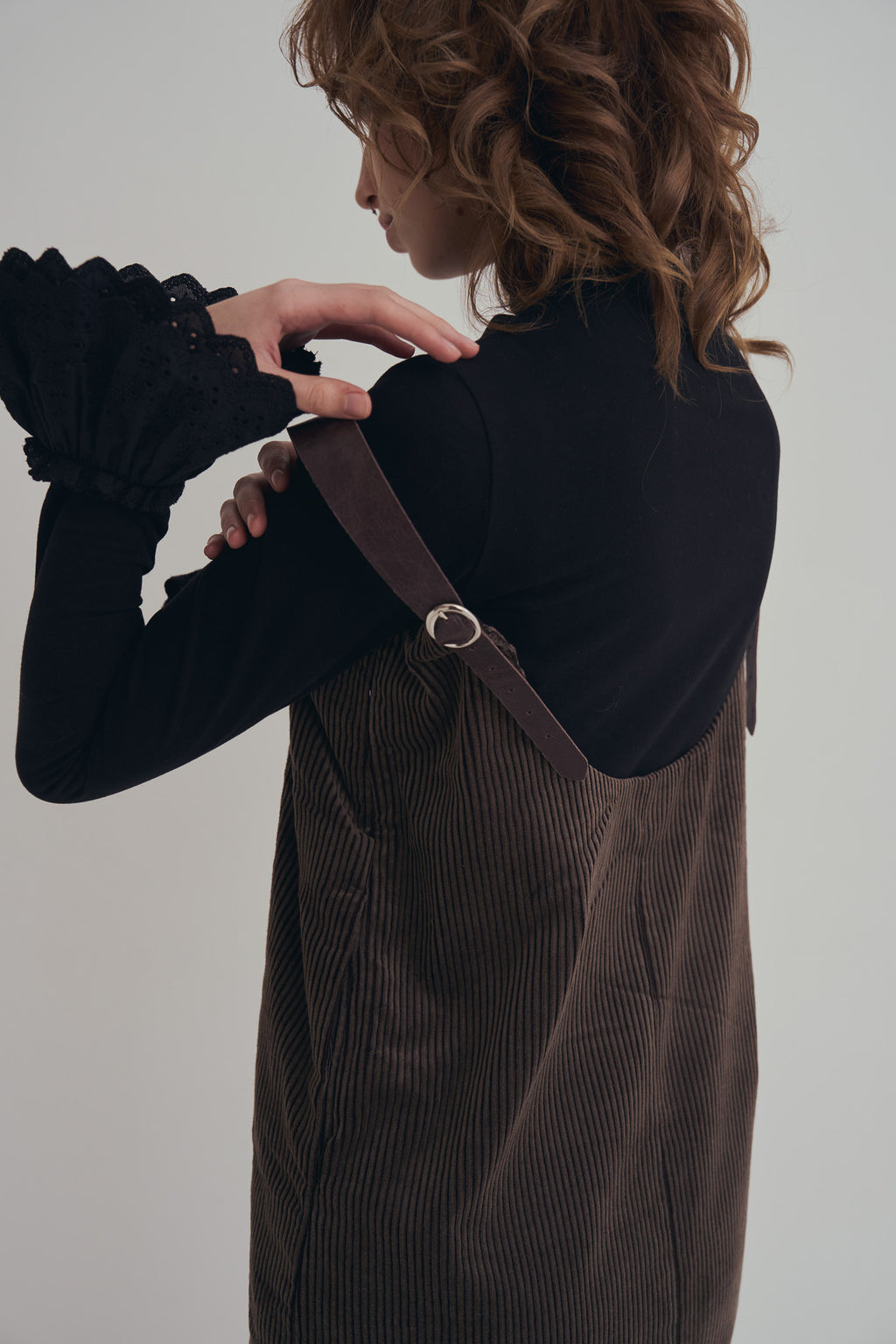 可可棕絨毛細肩帶洋裝