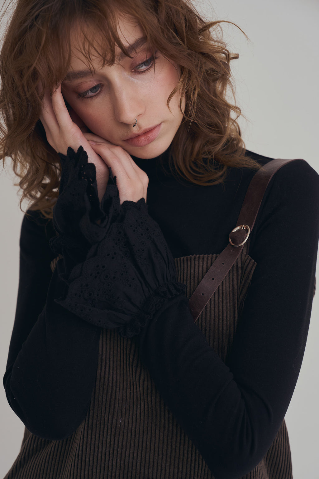 蕾絲裝飾袖上衣｜寂靜黑