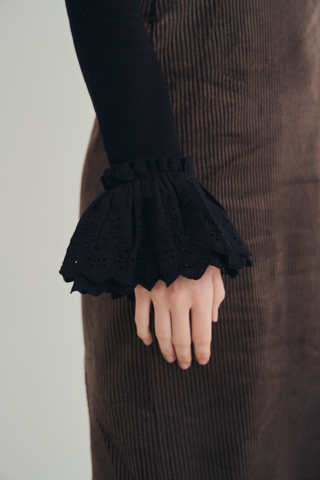 蕾絲裝飾袖上衣｜寂靜黑