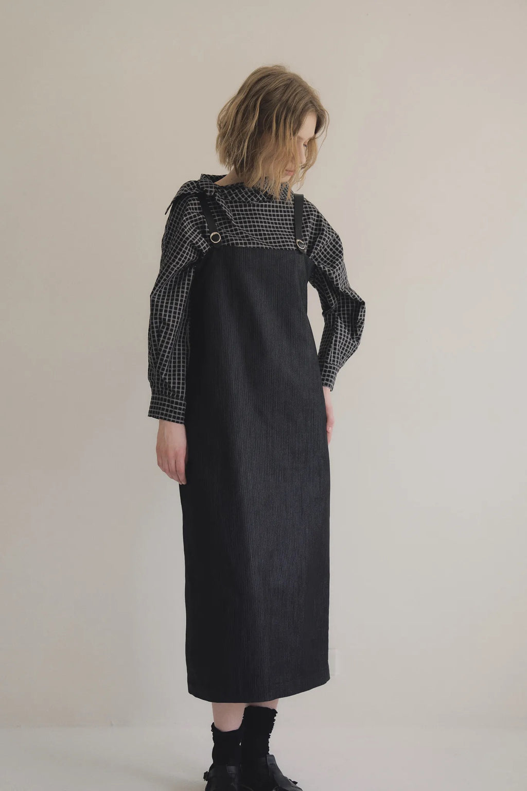 黑格領結襯衫，棉彈親膚面料右側領結與落肩短版設計，展現修長優雅比例。