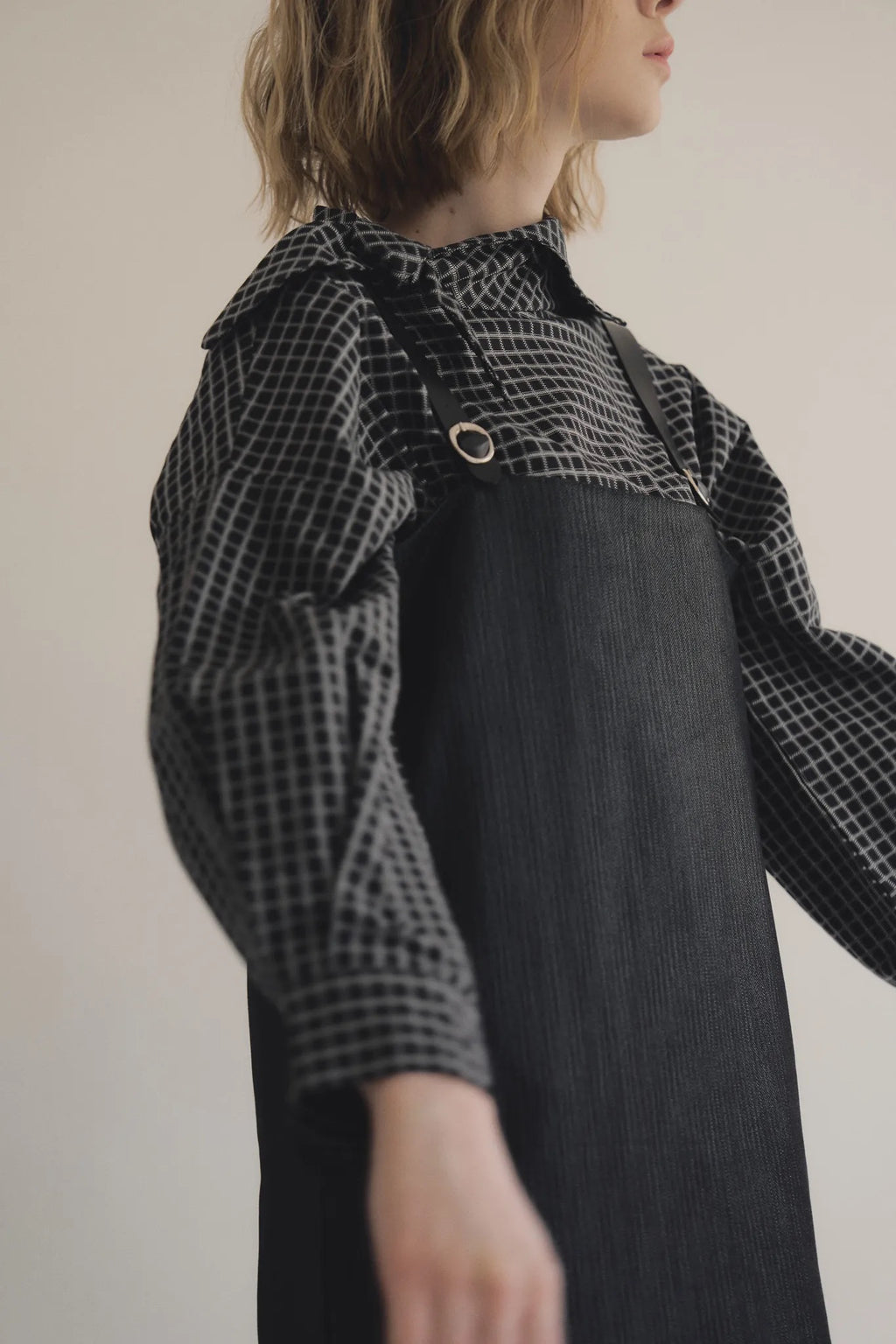 黑格領結襯衫，棉彈親膚面料右側領結與落肩短版設計，展現修長優雅比例。