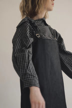 黑格領結襯衫，棉彈親膚面料右側領結與落肩短版設計，展現修長優雅比例。