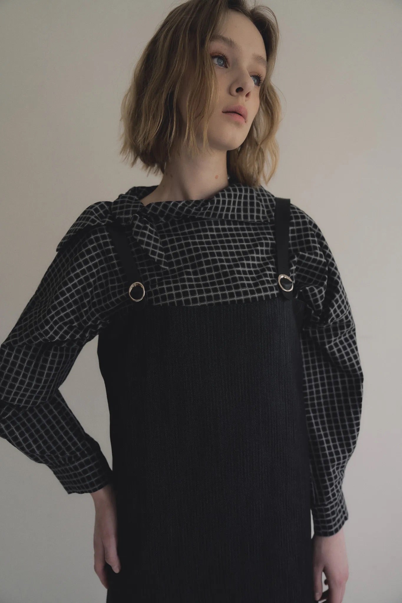 黑格領結襯衫，棉彈親膚面料右側領結與落肩短版設計，展現修長優雅比例。