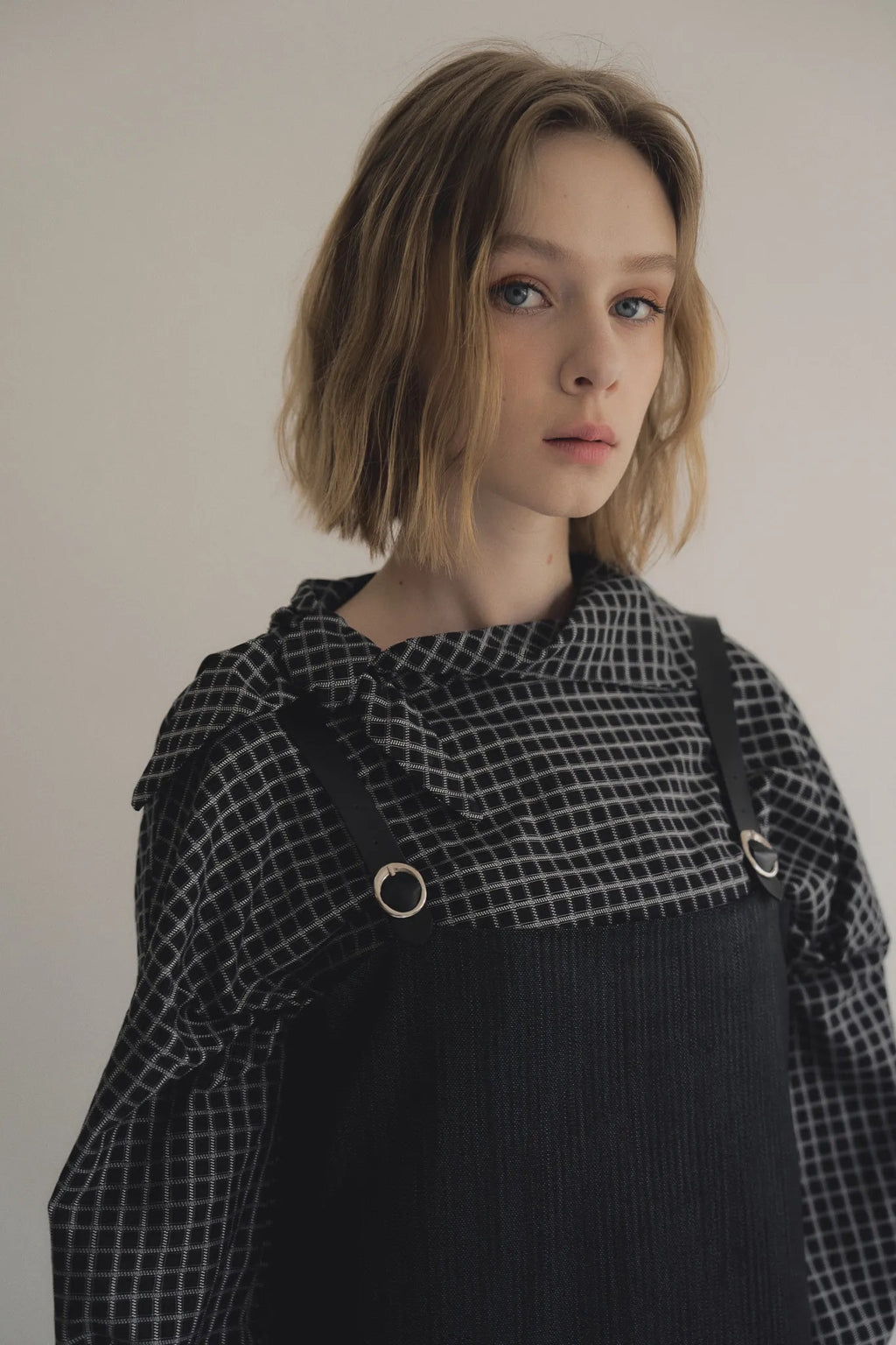 黑格領結襯衫，棉彈親膚面料右側領結與落肩短版設計，展現修長優雅比例。