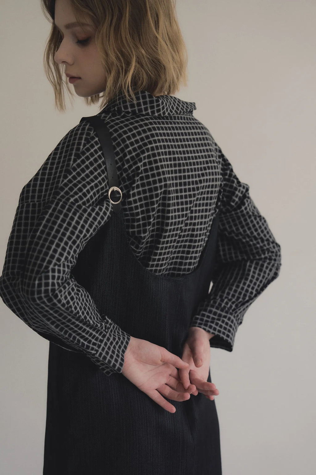 黑格領結襯衫，棉彈親膚面料右側領結與落肩短版設計，展現修長優雅比例。