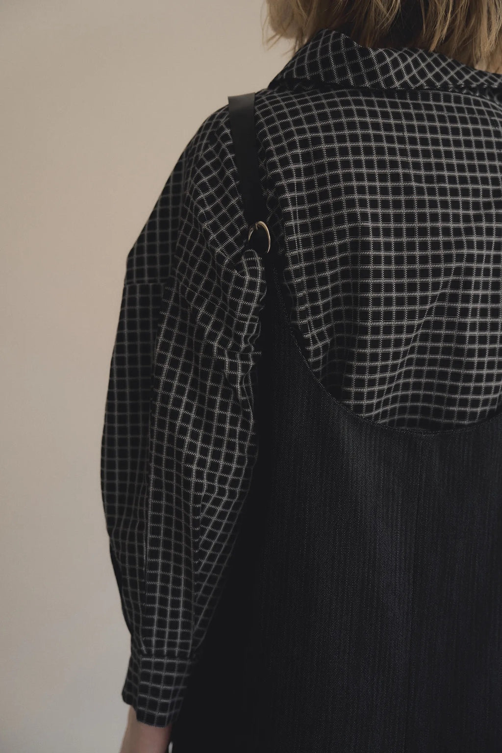 黑格領結襯衫，棉彈親膚面料右側領結與落肩短版設計，展現修長優雅比例。