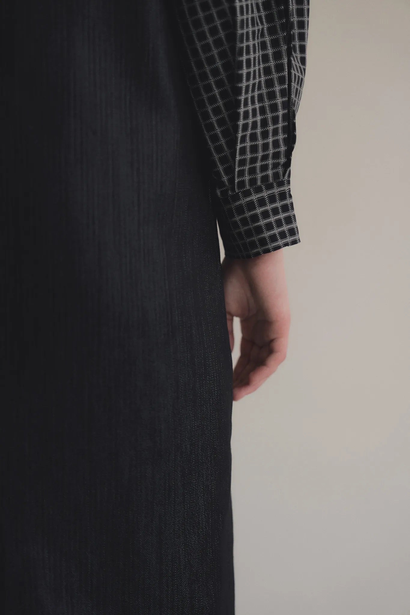 黑格領結襯衫，棉彈親膚面料右側領結與落肩短版設計，展現修長優雅比例。