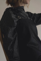 黑格領結襯衫，棉彈親膚面料右側領結與落肩短版設計，展現修長優雅比例。