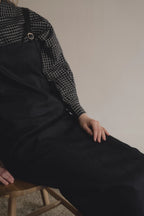 黑格領結襯衫，棉彈親膚面料右側領結與落肩短版設計，展現修長優雅比例。