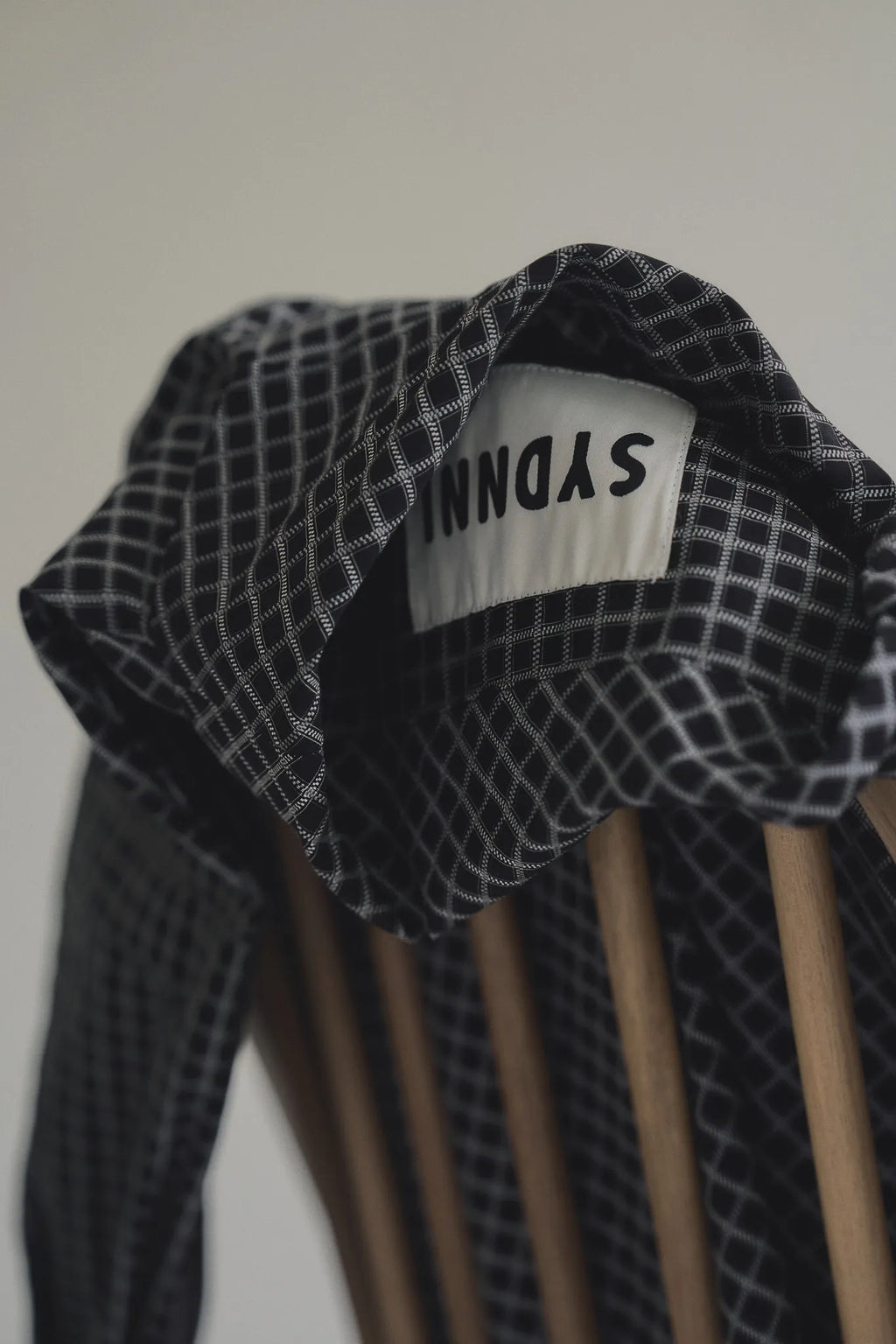 黑格領結襯衫，棉彈親膚面料右側領結與落肩短版設計，展現修長優雅比例。