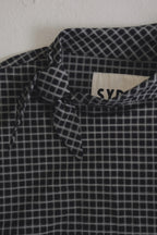 黑格領結襯衫，棉彈親膚面料右側領結與落肩短版設計，展現修長優雅比例。