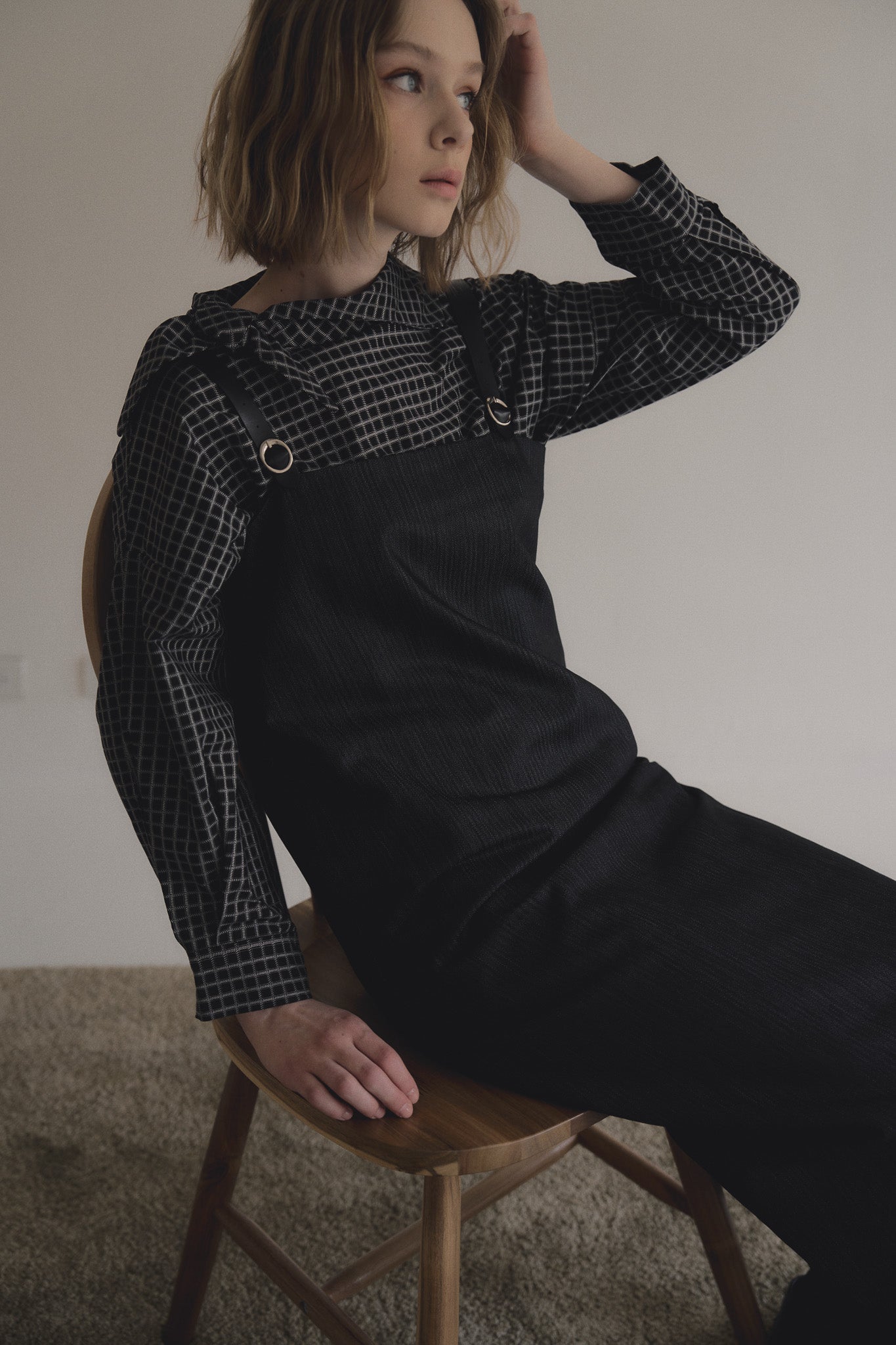 黑格領結襯衫，棉彈親膚面料右側領結與落肩短版設計，展現修長優雅比例。