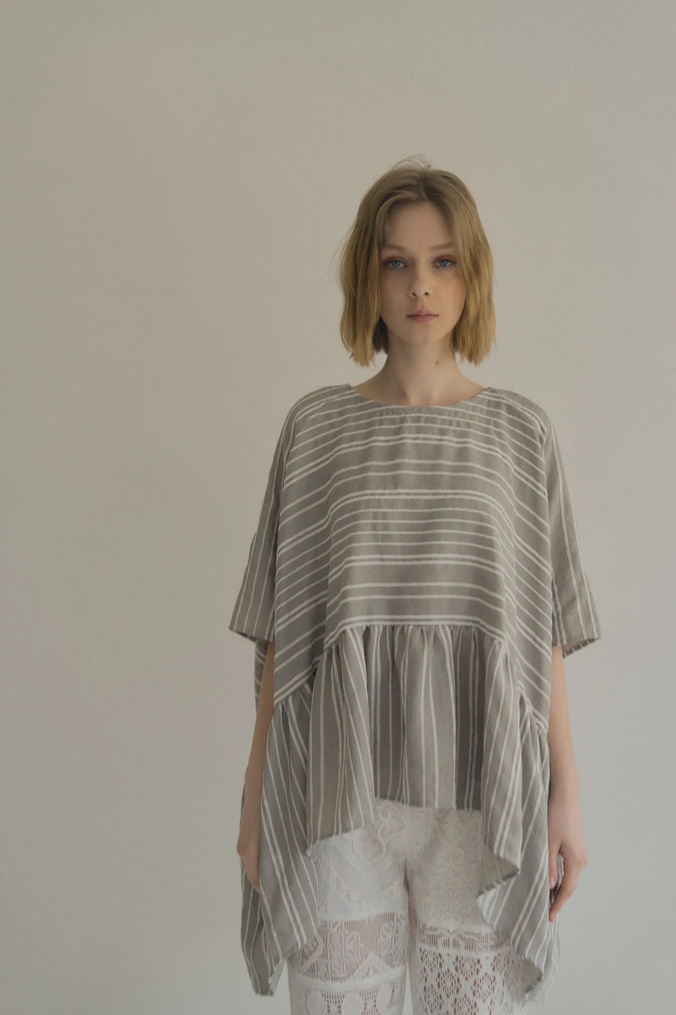 日本緹花棉花苞後綁帶上衣，刺繡工藝兩側口袋舒適廓形。