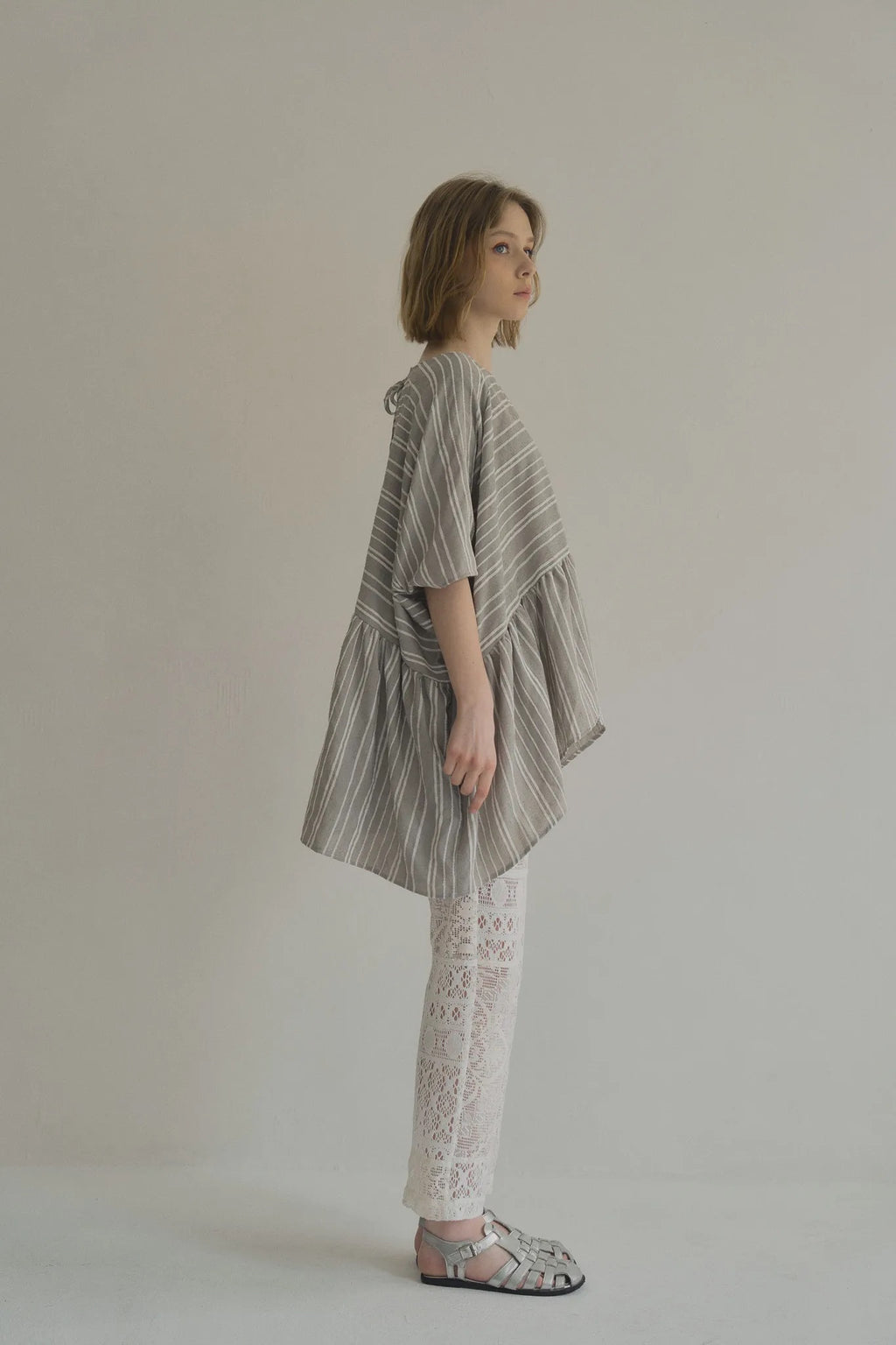 日本緹花棉花苞後綁帶上衣，刺繡工藝兩側口袋舒適廓形。