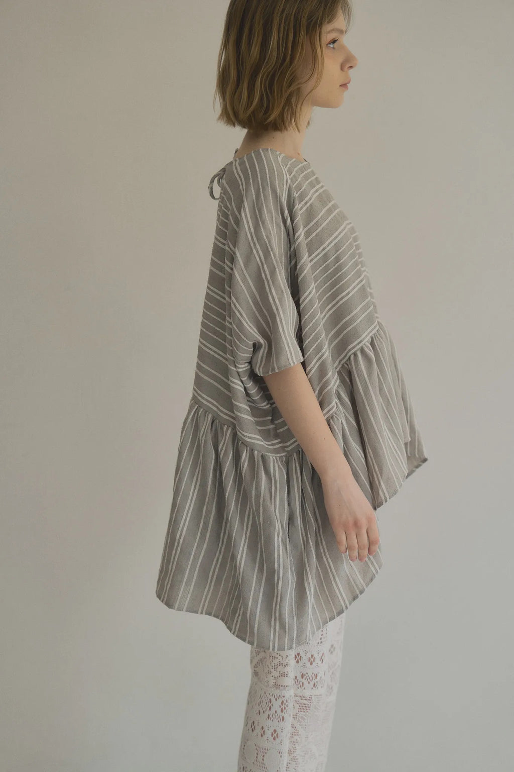 日本緹花棉花苞後綁帶上衣，刺繡工藝兩側口袋舒適廓形。