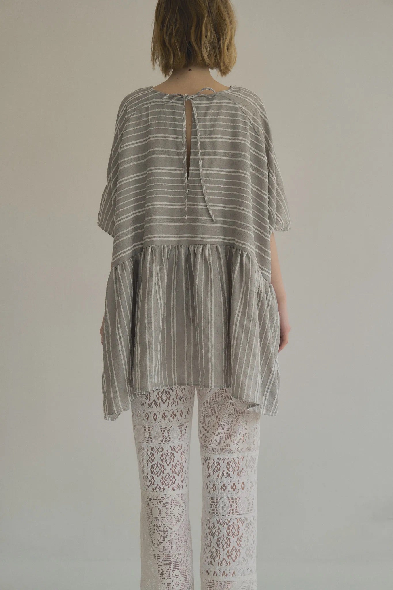 日本緹花棉花苞後綁帶上衣，刺繡工藝兩側口袋舒適廓形。