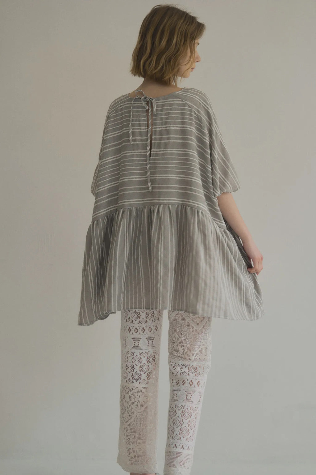 日本緹花棉花苞後綁帶上衣，刺繡工藝兩側口袋舒適廓形。