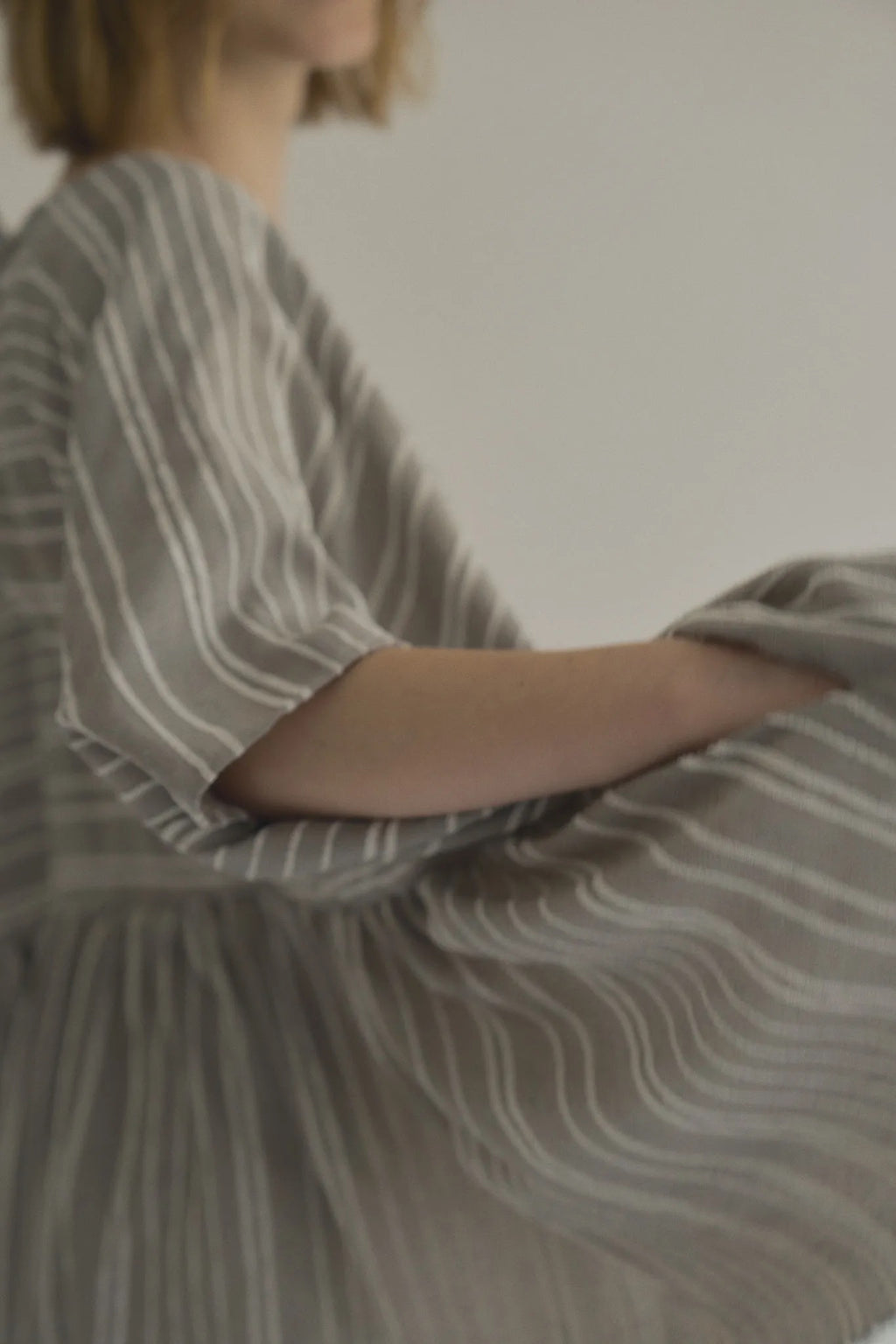 日本緹花棉花苞後綁帶上衣，刺繡工藝兩側口袋舒適廓形。