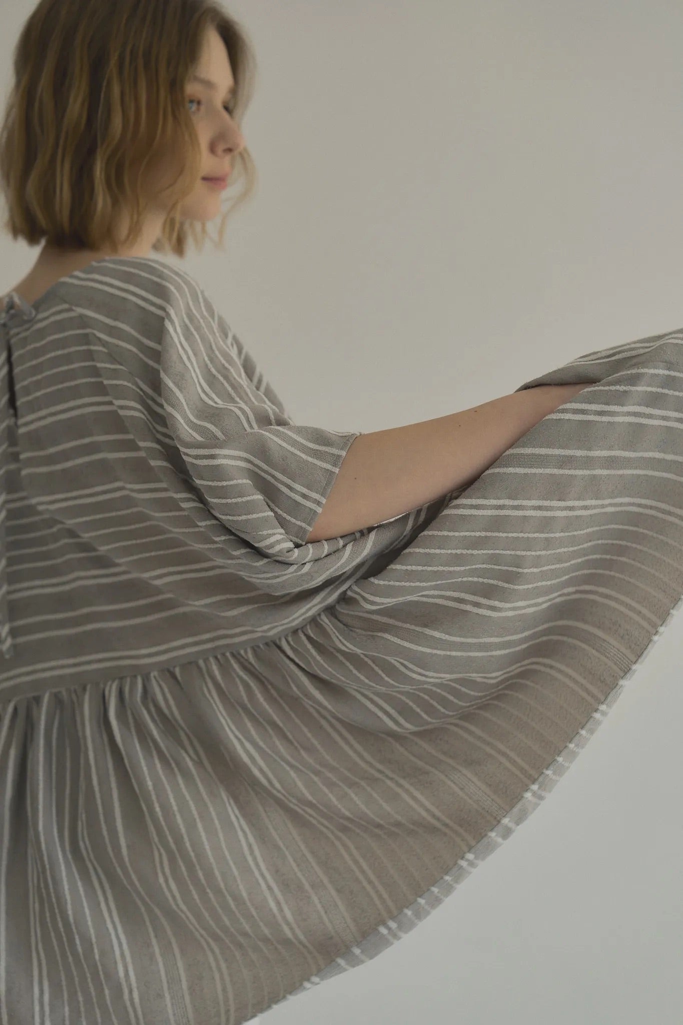 日本緹花棉花苞後綁帶上衣，刺繡工藝兩側口袋舒適廓形。