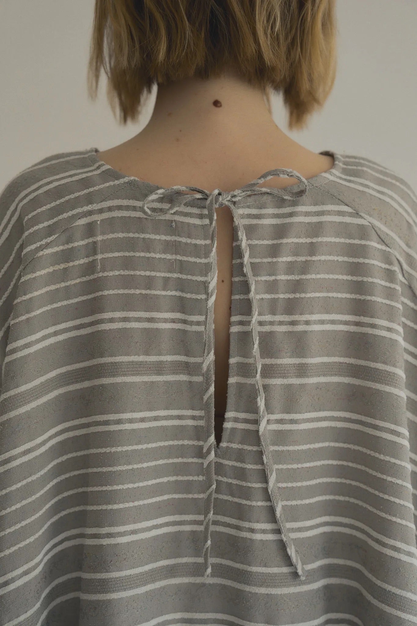 日本緹花棉花苞後綁帶上衣，刺繡工藝兩側口袋舒適廓形。