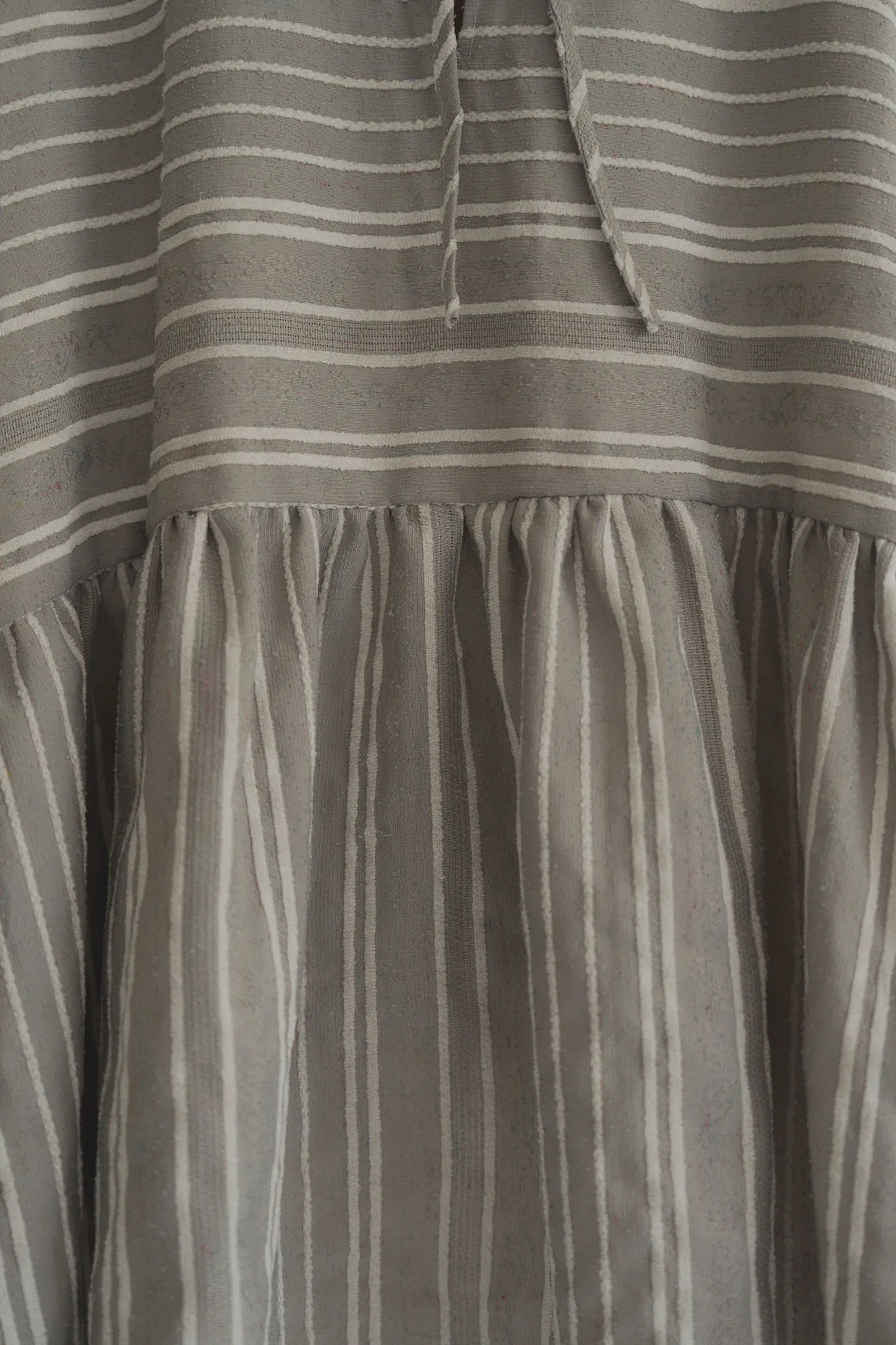 日本緹花棉花苞後綁帶上衣，刺繡工藝兩側口袋舒適廓形。