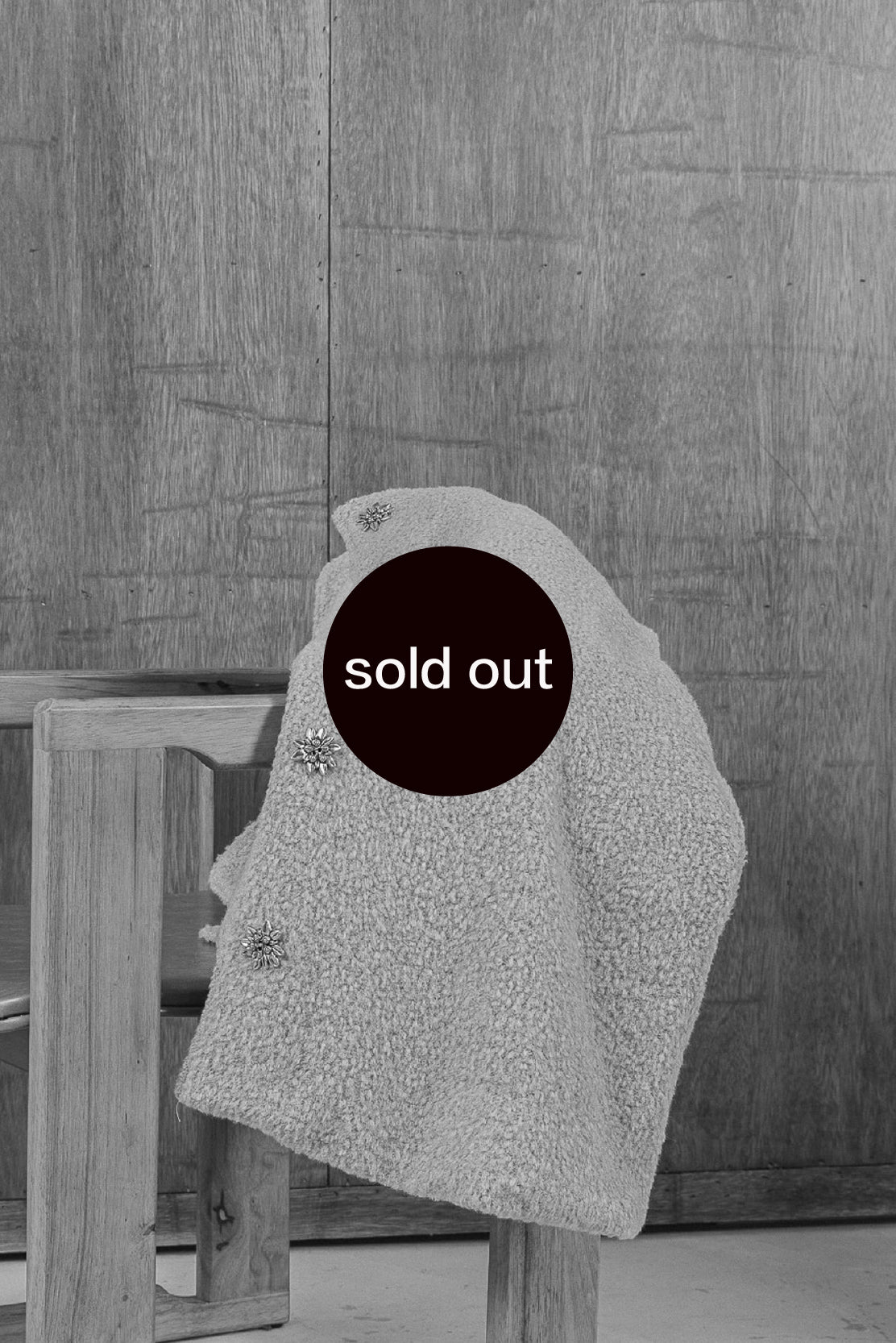 朦朧灰羊絨背心洋裝外套近照，柔軟羊絨面料搭配立體花釦、後開衩與側袋設計，展現優雅多變造型。