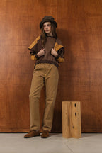 經典牛仔工作褲，日本重磅牛仔面料搭配牛仔釦、金屬拉鍊與鬆緊腰頭設計，展現機能工作風格。