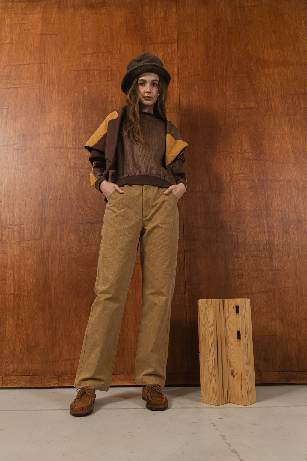 經典牛仔工作褲，日本重磅牛仔面料搭配牛仔釦、金屬拉鍊與鬆緊腰頭設計，展現機能工作風格。