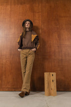 經典牛仔工作褲，日本重磅牛仔面料搭配牛仔釦、金屬拉鍊與鬆緊腰頭設計，展現機能工作風格。