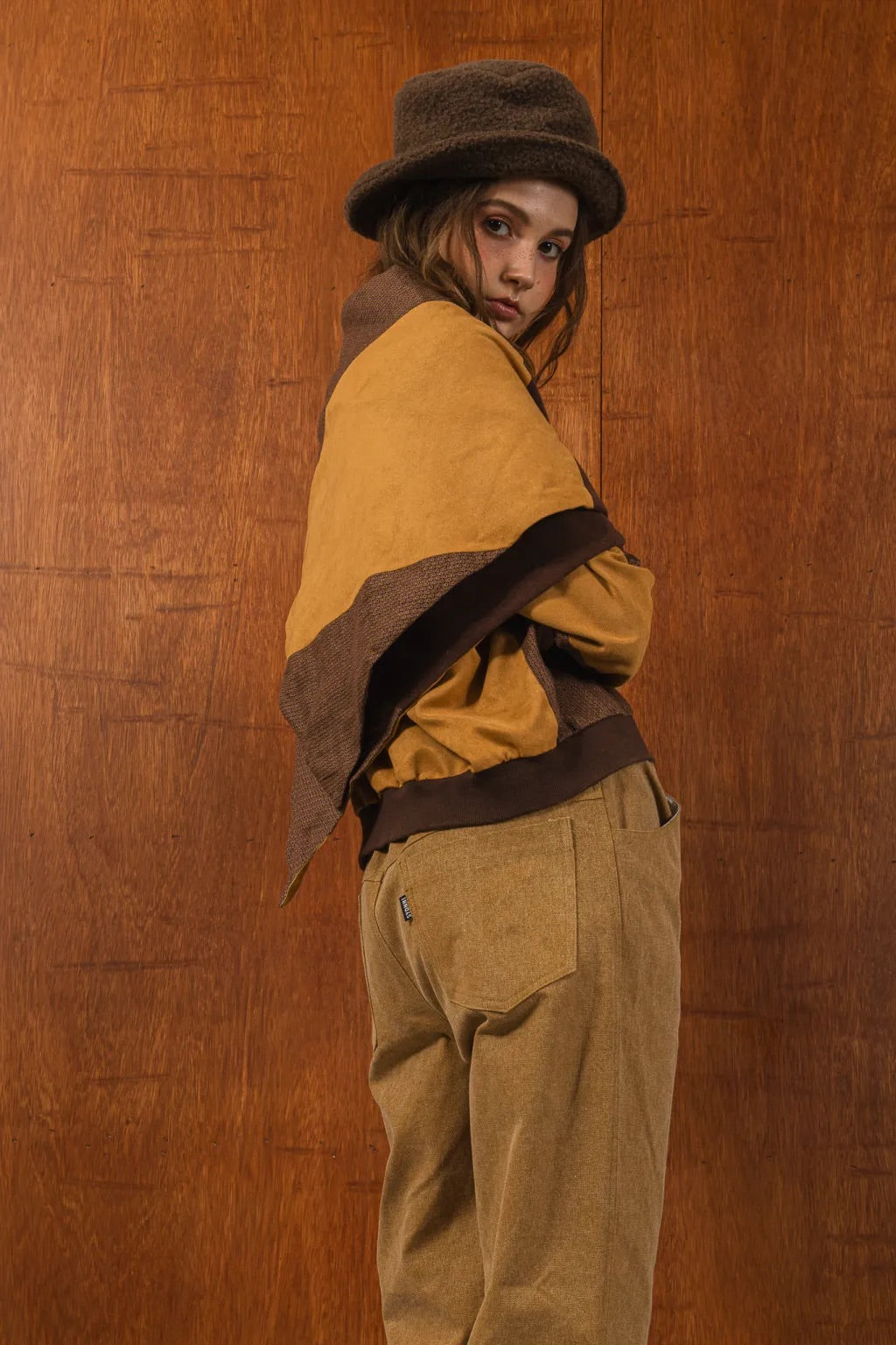 經典牛仔工作褲，日本重磅牛仔面料搭配牛仔釦、金屬拉鍊與鬆緊腰頭設計，展現機能工作風格。